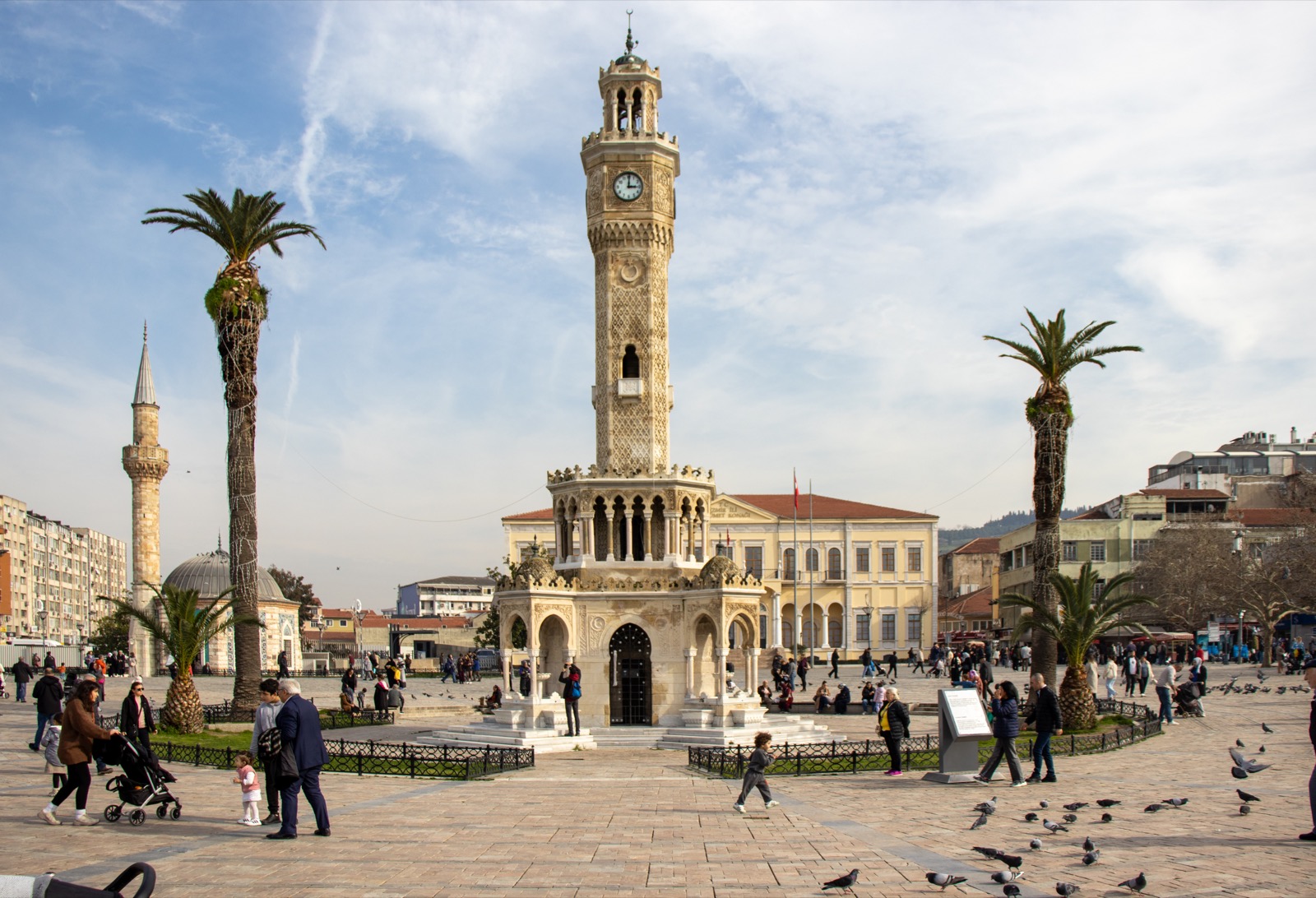 Konak Meydanı’nda İzmir Saat Kulesi